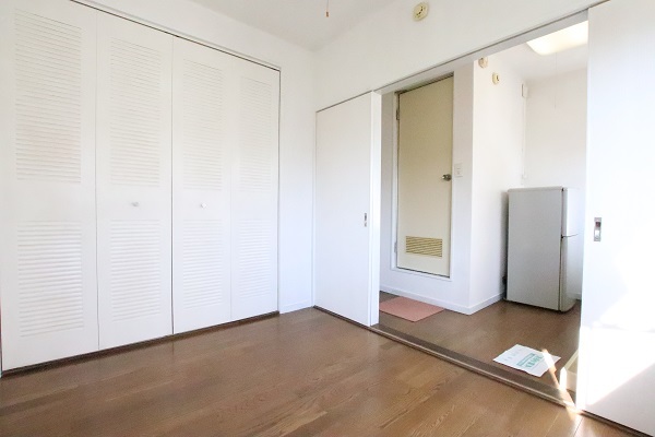 居室・リビング　★キッチンとの間仕切り戸ついてます★