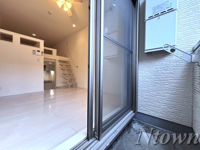 バルコニー　暖かな日差しのふりそそぐバルコニー