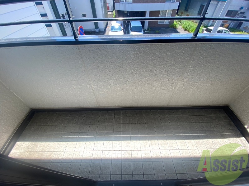 バルコニー　バルコニーは幅があり、広い印象を受けました。