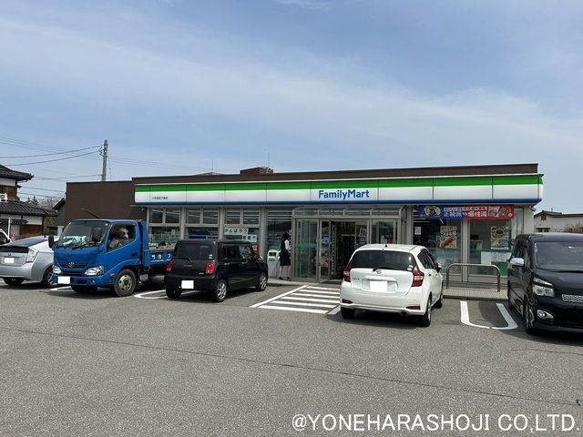 コンビニ　ファミリーマート小矢部茄子島店（コンビニ）まで703m