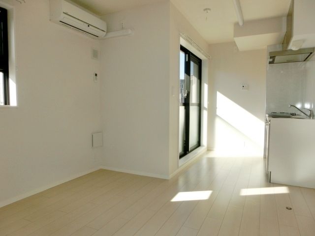 居室・リビング　明るく清潔感のあるお部屋です。