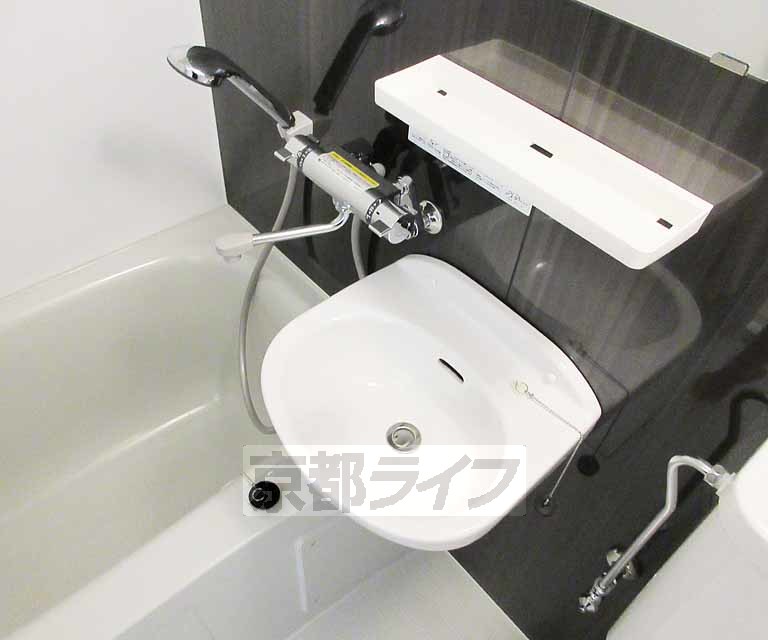 洗面設備　石鹸や歯ブラシの置き場にも困りませんね