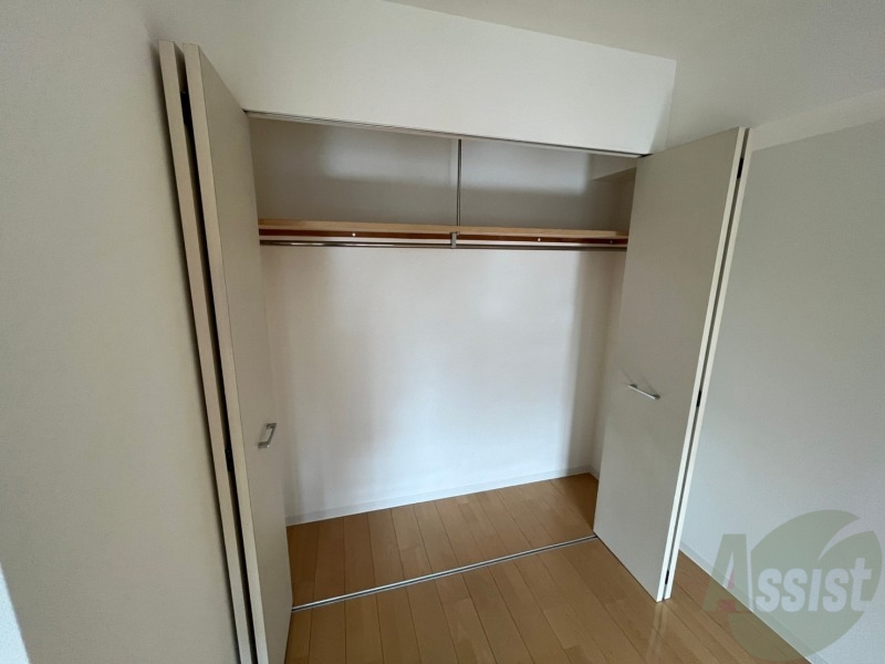 収納　寝室のウォークインクローゼットです。衣類その他沢山入ります！