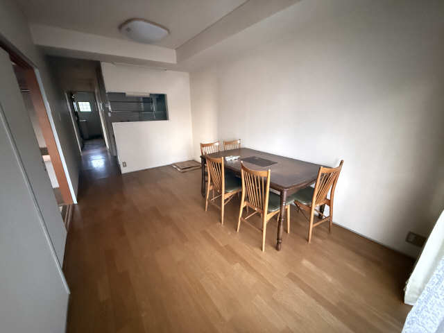 居室・リビング　※テーブル椅子は残置物です。入居前に撤去することも可能です