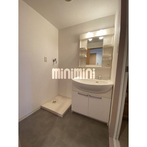 洗面設備　嬉しい洗髪洗面化粧台ついてます。