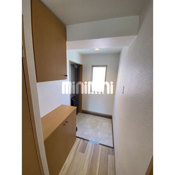 玄関　玄関にも窓があり明るいです。