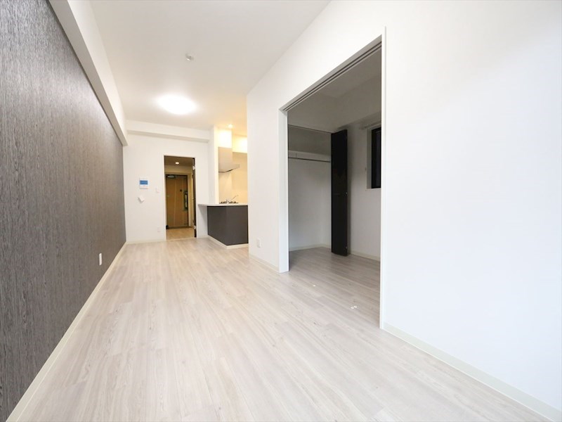 居室・リビング　ＬＤＫ13.5帖　洋室4.4帖　つなげても仕切っても使えます