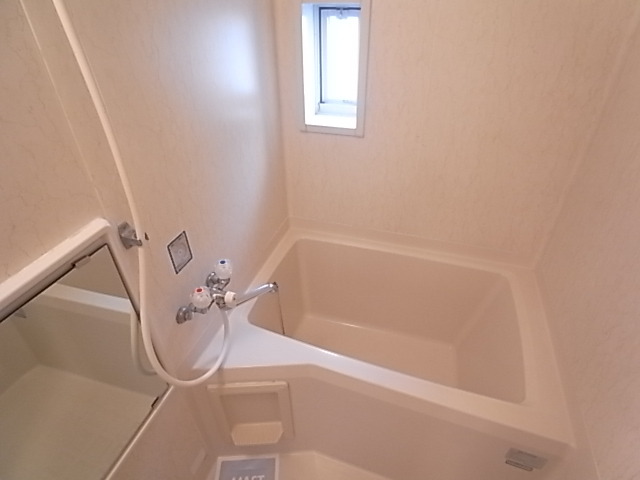 バス・シャワールーム　窓があると換気にいいですね。