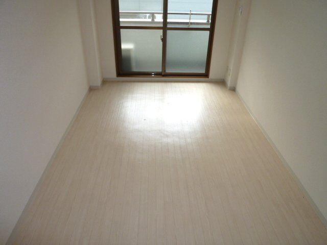 居室・リビング　南向きの洋室7.5です。