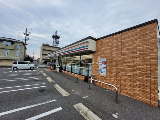 コンビニ　セブンイレブン 蒲郡八百富町店（コンビニ）まで712m