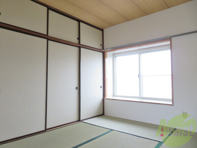 その他部屋・スペース　お隣の和室です。こちら寝室にいかがですか。陽も入ってきます。