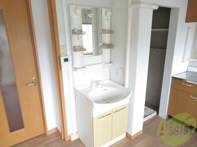 洗面設備　ここで髪の毛を流せるため、朝の時間短縮に大変便利です