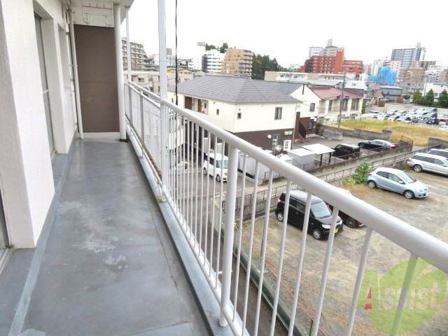 バルコニー　幅があり広めの印象でした。のびのびと作業が出来そうです。