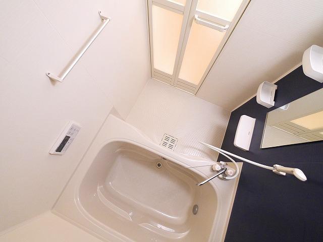 バス・シャワールーム　コンパクトで使いやすいお風呂です