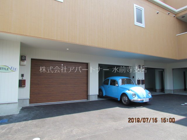 建物外観　電動シャッターガレージ！愛車の保管・メンテナンスに！