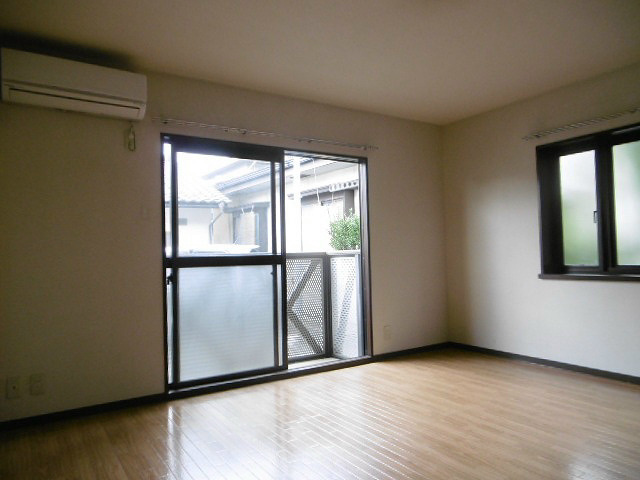 居室・リビング　写真は105号室です