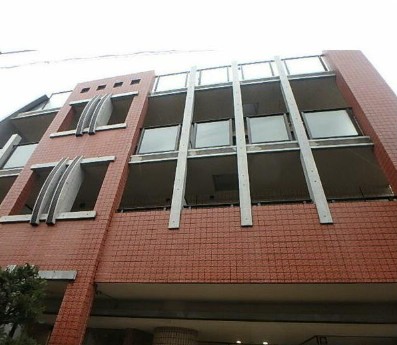 建物外観　鉄筋コンクリート造のがっちりとした建物。