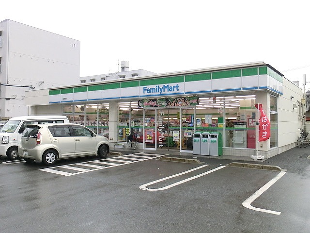 コンビニ　ファミリーマート小倉真鶴店（コンビニ）まで140m