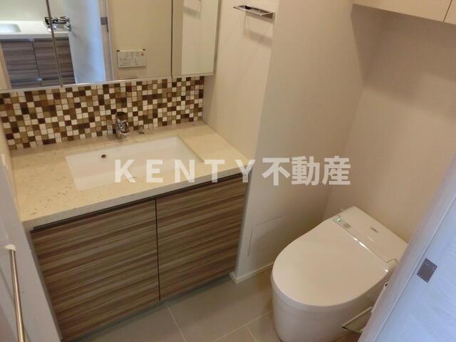 トイレ　落ち着いた色調のトイレです