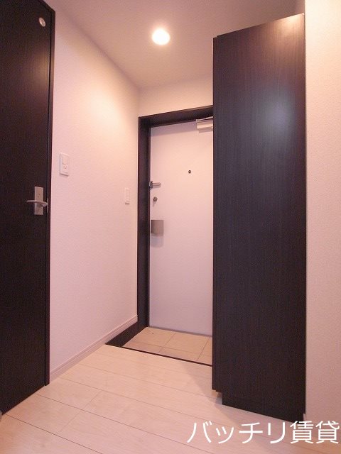 玄関　別号室写真の為、現況を優先致します。