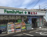コンビニ　ファミリーマート薬ヒグチ川崎戸手本町店（コンビニ）まで323m