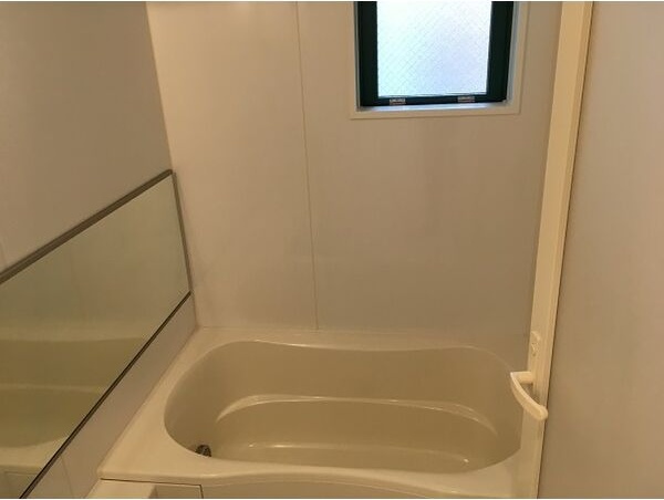 バス・シャワールーム　※写真は同じマンションの違う部屋のものになります。
