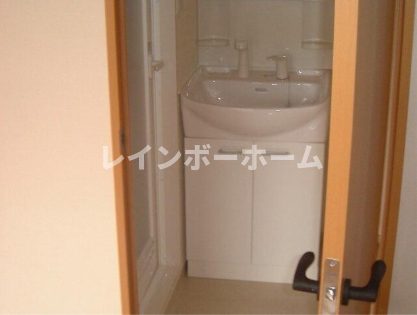 洗面設備　朝の支度にも助かる、独立の洗髪洗面化粧台