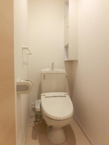 トイレ　落ち着いた色調のトイレです