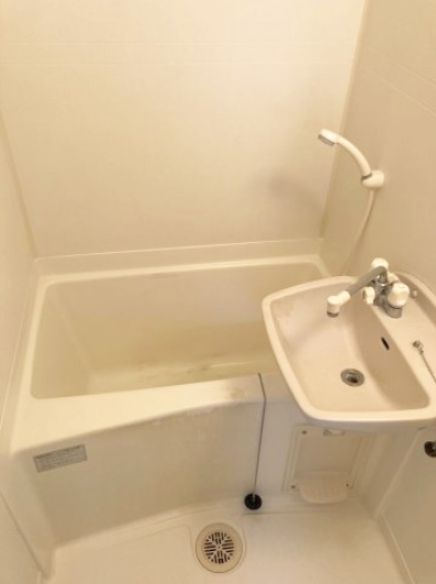 バス・シャワールーム　嬉しいバス・トイレ別　※クリーニング前の写真です