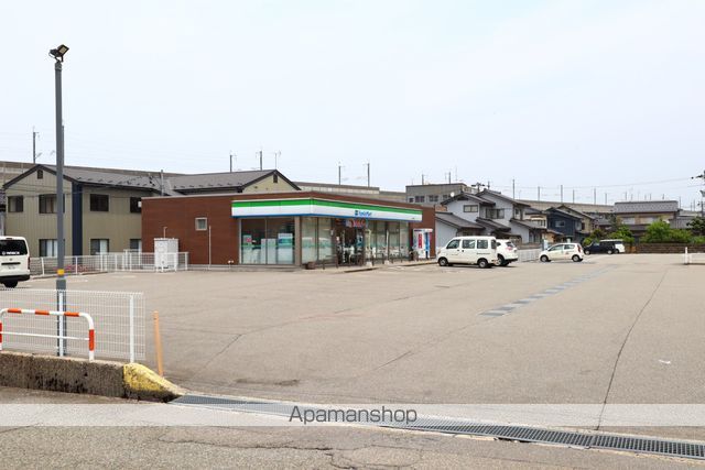 コンビニ　ファミリーマート金沢百坂店（コンビニ）まで717m