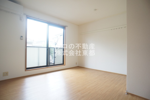 居室・リビング　ワイドな窓で通風、採光に優れたお部屋です！