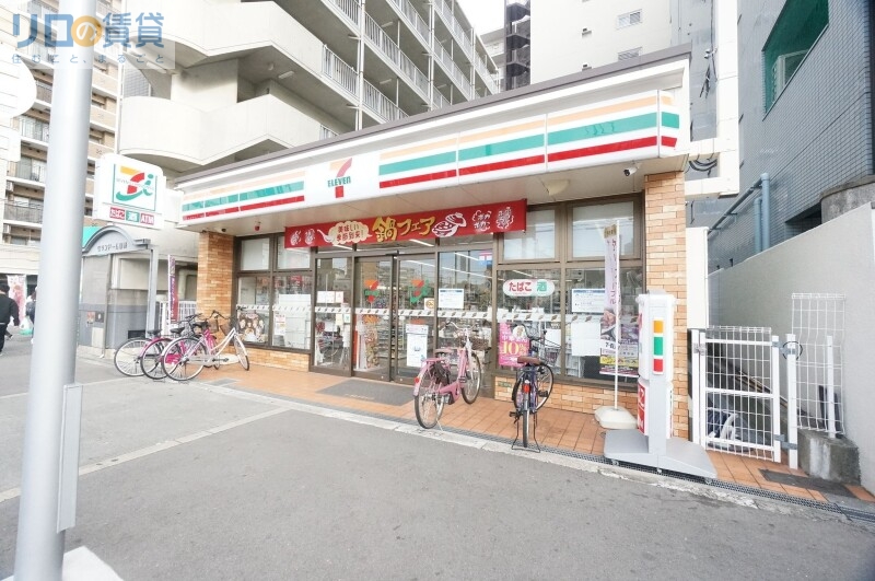 コンビニ　セブンイレブン大阪東淀川駅前店（コンビニ）まで137m