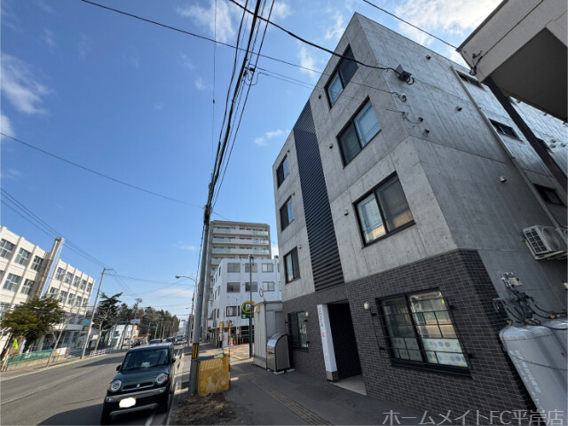 建物外観　豊平公園駅目の前の物件です♪