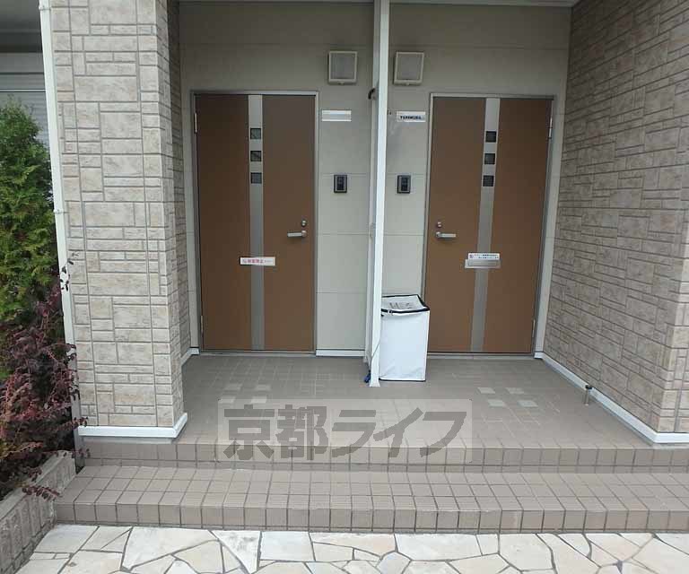 その他共有部分　外から見た玄関です。