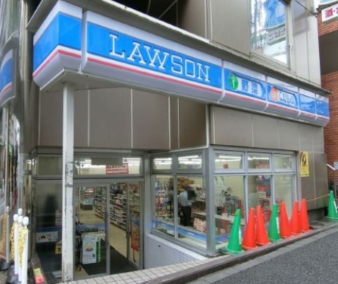 コンビニ　ローソン 新宿三丁目駅前店（コンビニ）まで87m