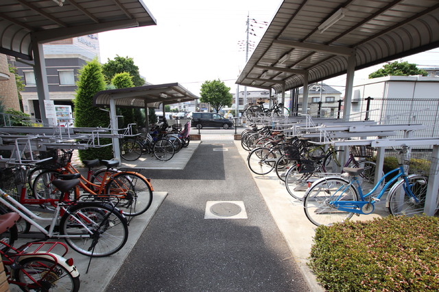 その他共有部分　屋根付き駐輪場です♪