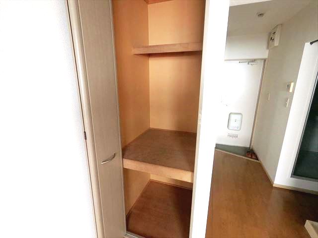 収納　大きくはありませんが収納も付いてます