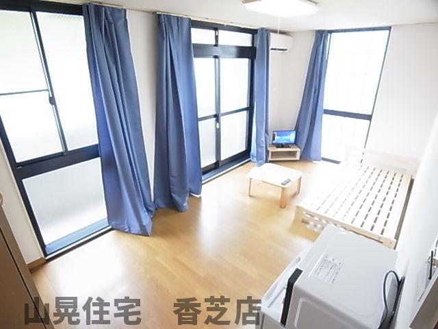 居室・リビング　窓が多くて明るいお部屋です♪青色のカーテンが映えますね♪