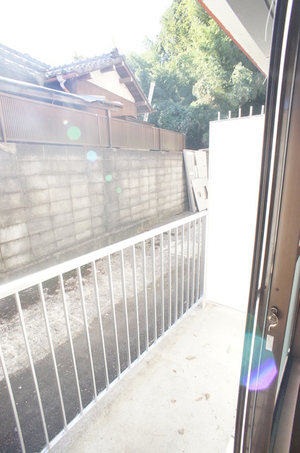 バルコニー　お天気のいい日は洗濯物も気持ちよく干せますね！