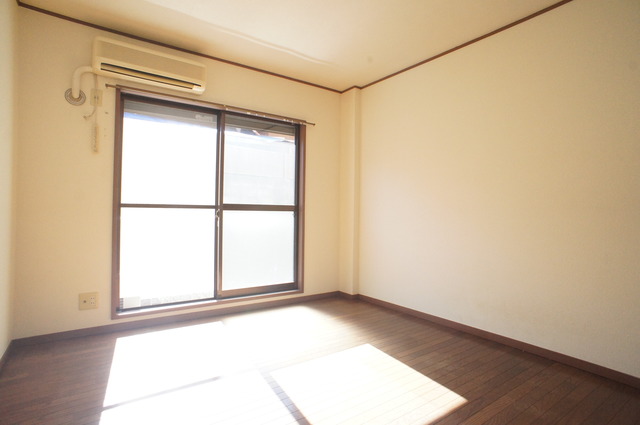 居室・リビング　人気の南向きなので暖かな日差しが入りますね♪