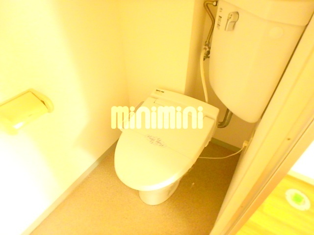 トイレ　温水洗浄便座付きのトイレです。