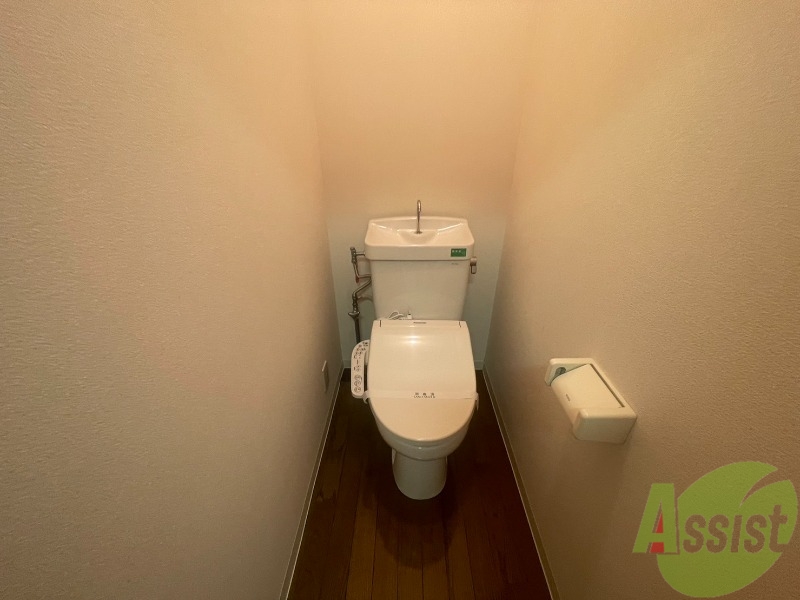 トイレ　温水洗浄便座なので快適に使用できそうですね。