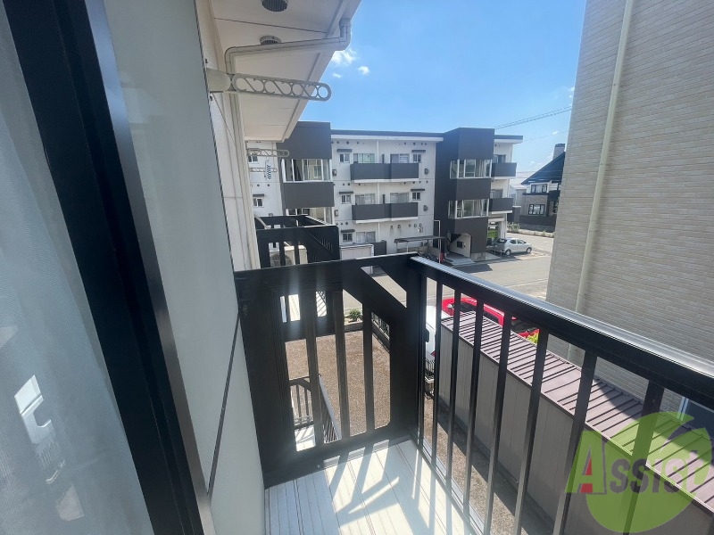 バルコニー　バルコニーがあるので洗濯物は外に干せそうですね～