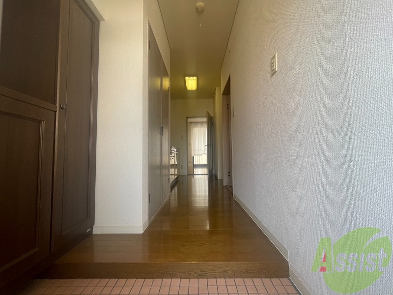 玄関　玄関から撮影しました。敷居が高くなくて安心ですね。