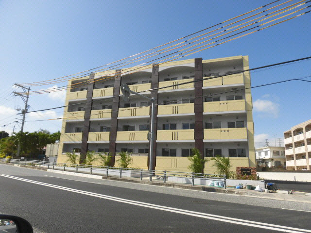 沖縄市池原のマンションの建物外観