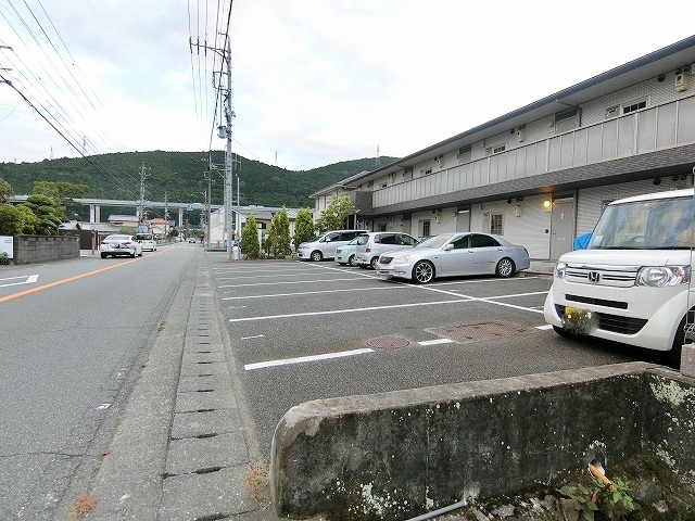 【富士市南松野のアパートの駐車場】