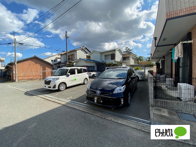 【パイナップル荘の駐車場】