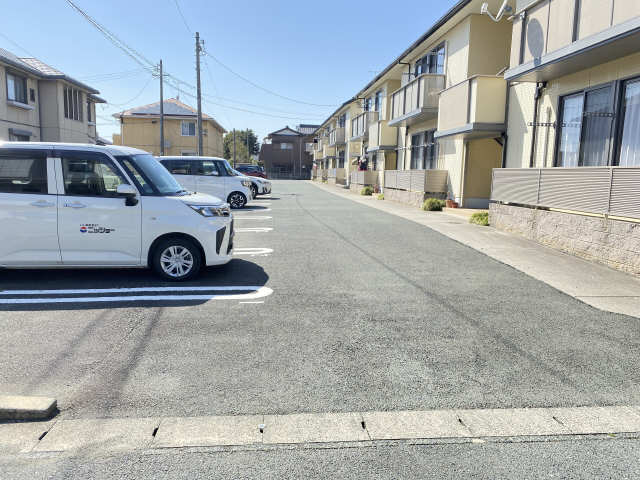 【サンルミエール豊川Ｂ棟の駐車場】