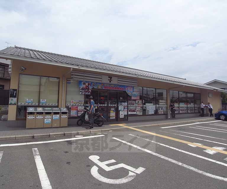 【京都市右京区宇多野馬場町のアパートのコンビニ】