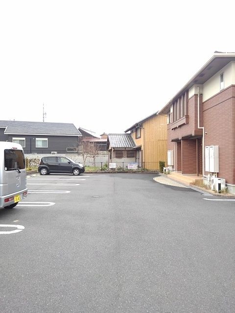 【四日市市西日野町のアパートの駐車場】